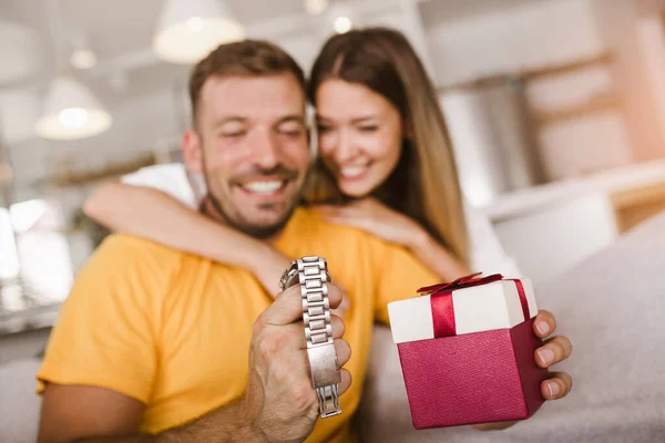 Gelukkig Man Zoek Naar Een Horloge Gegeven Door Zijn Vriendin — Stockfoto