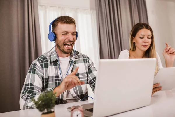 Unga Par Sitter Bordet Hemma Och Surfar Internet Separata — Stockfoto