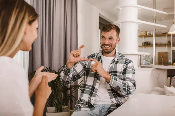 Pareja Joven Hablando Usando Lenguaje Señas Casa —  Fotos de Stock