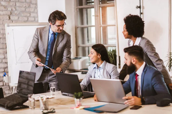 Multietnisk Grupp Glada Affärsmän Som Har Ett Möte Moderna Kontor — Stockfoto