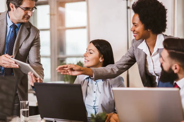 Multietnisk Grupp Glada Affärsmän Som Har Ett Möte Moderna Kontor — Stockfoto