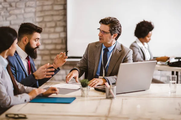 Treffen Mit Einem Makler Büro Kauf Einer Mietwohnung Oder Eines — Stockfoto