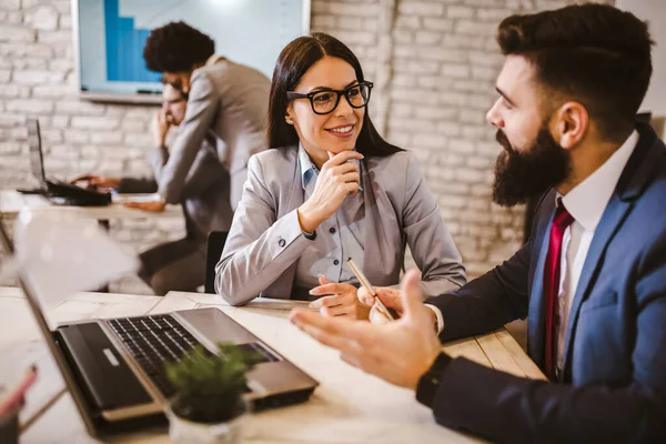 Grupo Colegas Felices Hablando Mientras Tienen Una Reunión Negocios Oficina — Foto de Stock