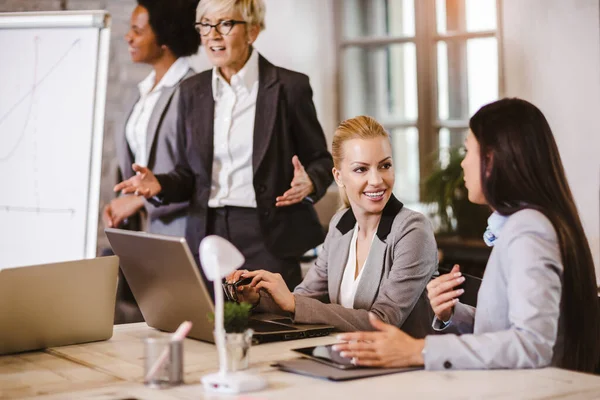 Gruppo Colleghi Felici Che Parlano Durante Una Riunione Lavoro Ufficio — Foto Stock