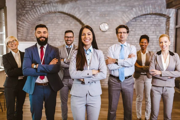 Porträtt Självsäkra Affärsteam Stående Ämbetet Med Händerna Korsade — Stockfoto