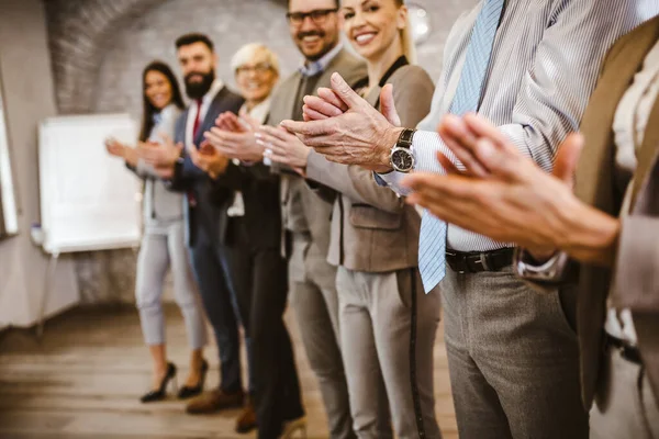 Buen Trabajo Exitoso Equipo Empresarial Aplaude Moderna Estación Trabajo Celebrando —  Fotos de Stock