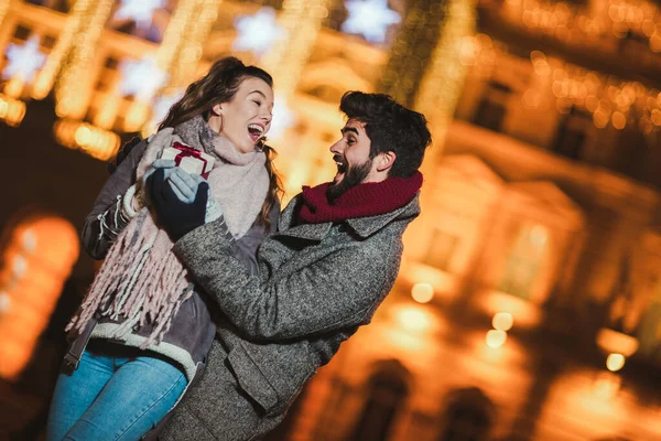 Jong Stel Buiten Met Vakantie Lichtjes Achtergrond Man Presenteert Geschenk — Stockfoto