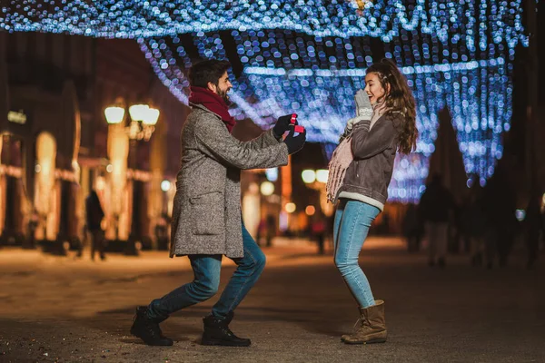 Jong Stel Buiten Met Vakantie Lichtjes Achtergrond Man Presenteert Geschenk — Stockfoto