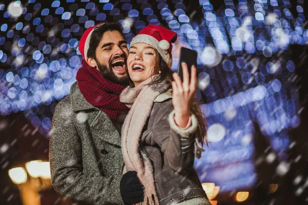 Jong Mooi Paar Met Kerstman Hoeden Maken Selfie Foto Outdoor — Stockfoto