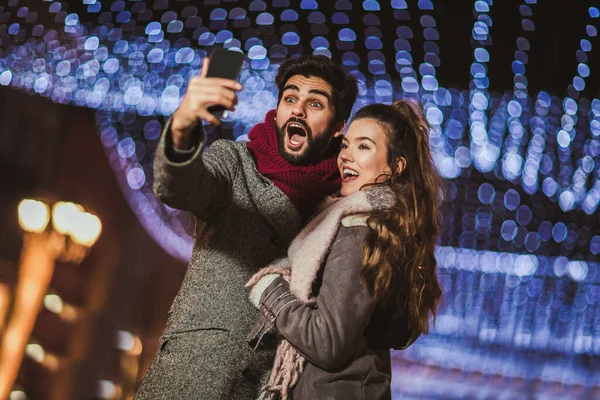 Gelukkig Jong Liefdevol Paar Maken Selfie Glimlachen Terwijl Staande Kerst — Stockfoto