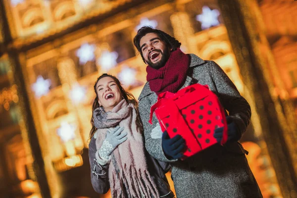 Pareja Joven Centro Ciudad Con Las Luces Las Vacaciones Fondo —  Fotos de Stock