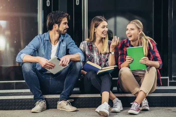 キャンパス 友情と人々の概念 幸せな学生のグループ屋外 — ストック写真