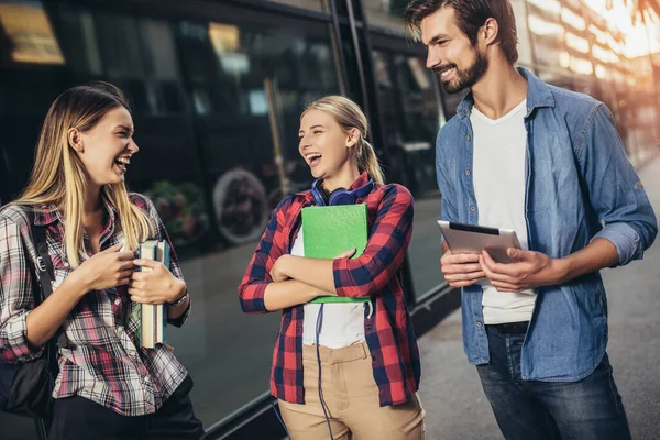 Uddannelse Campus Venskab Mennesker Koncept Gruppe Glade Studerende Udendørs - Stock-foto