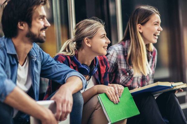 Образование, кампус, дружба и концепция людей. Группа счастливых студентов на открытом воздухе