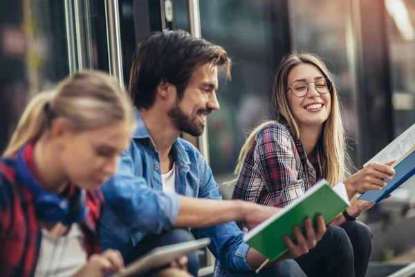 Gelukkige Jonge Universitaire Studenten Vrienden Studeren Met Boeken Aan Universiteit — Stockfoto