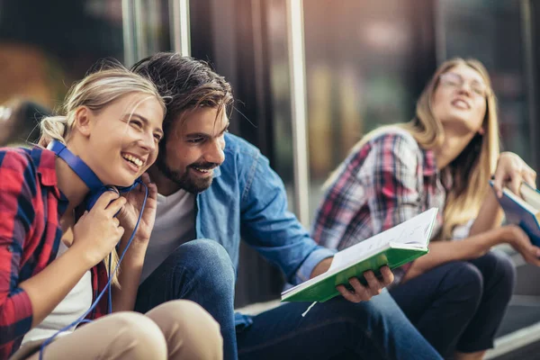 Gelukkige Jonge Universitaire Studenten Vrienden Studeren Met Boeken Aan Universiteit — Stockfoto