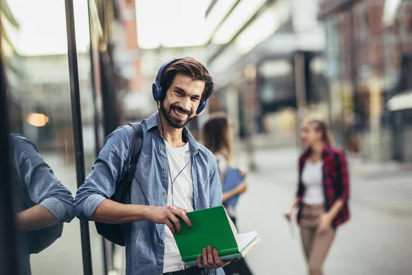 Jovens Estudantes Universitários Felizes Amigos Estudando Com Livros Universidade — Fotografia de Stock