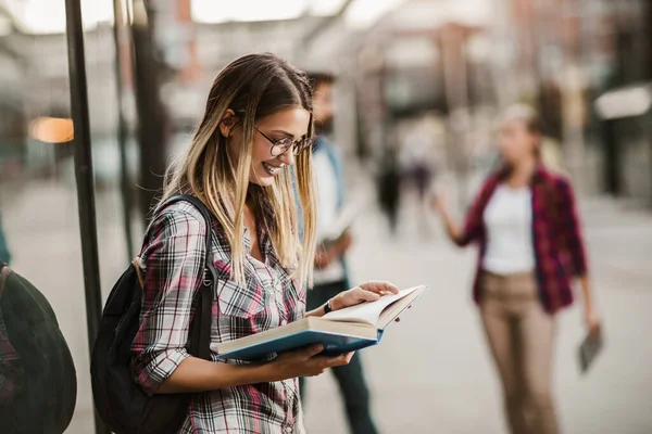 大学で本を勉強している幸せな若い大学生の友人 — ストック写真