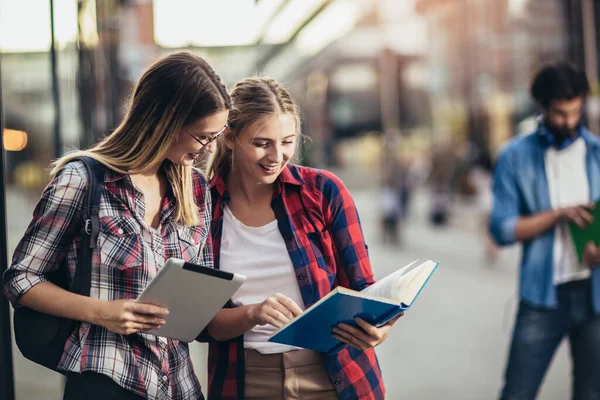 Gelukkige Jonge Universitaire Studenten Vrienden Studeren Met Boeken Digitale Tablet — Stockfoto