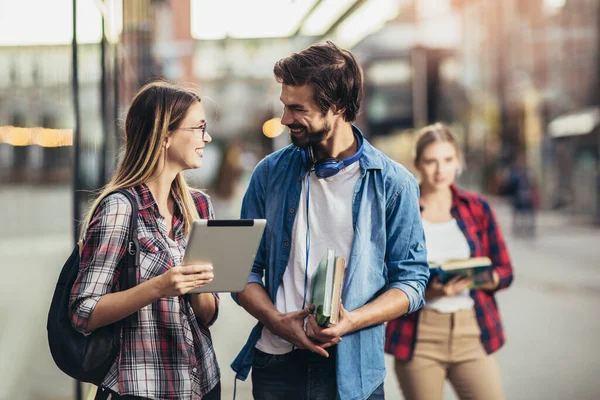 Gelukkige Jonge Universitaire Studenten Vrienden Studeren Met Boeken Digitale Tablet — Stockfoto