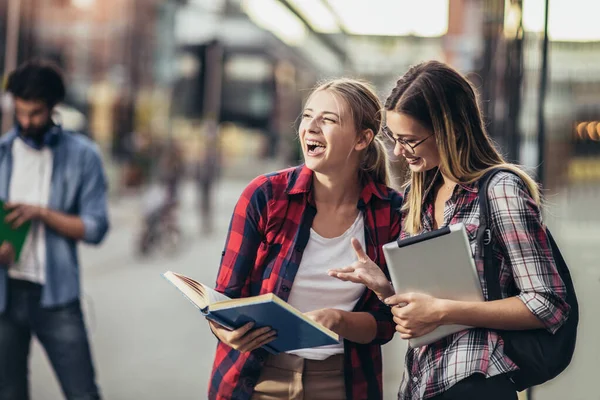 Gelukkige Jonge Universitaire Studenten Vrienden Studeren Met Boeken Digitale Tablet — Stockfoto