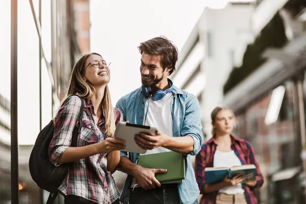 Szczęśliwi Młodzi Studenci Studiują Książkami Tabletem Cyfrowym Uniwersytecie — Zdjęcie stockowe