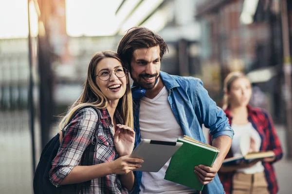 Gelukkige Jonge Universitaire Studenten Vrienden Studeren Met Boeken Digitale Tablet — Stockfoto