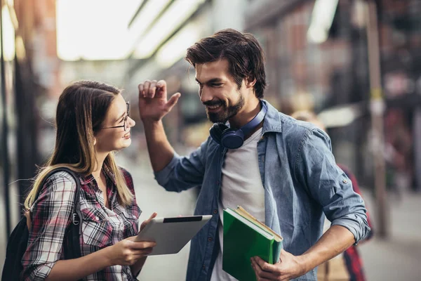 Gelukkige Jonge Universitaire Studenten Vrienden Studeren Met Boeken Digitale Tablet — Stockfoto