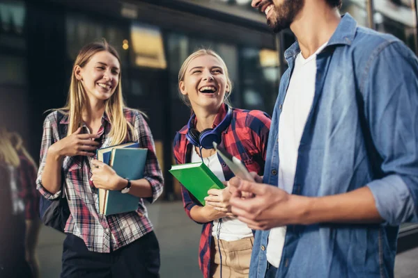 Bildung Campus Freundschaft Und Menschen Konzept Gruppe Glücklicher Studenten Freien — Stockfoto