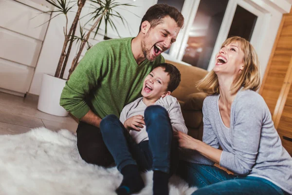 Familie Sitzt Auf Dem Boden Und Spielt Hause Zusammen Selektiver — Stockfoto