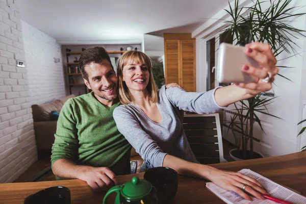 Pareja Sonriente Enamorada Tomando Selfie Con Tableta Digital Casa — Foto de Stock