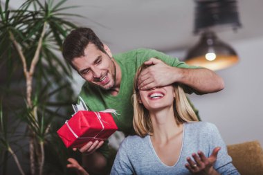 Erkek, evde kadınlara sürpriz bir hediye veriyor.