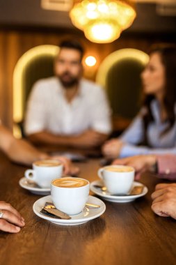 Modern kafede, rahat ve rahatlatıcı bir atmosferde, rahat bir hayat tarzında bir kahve bardağının yakın çekimi..