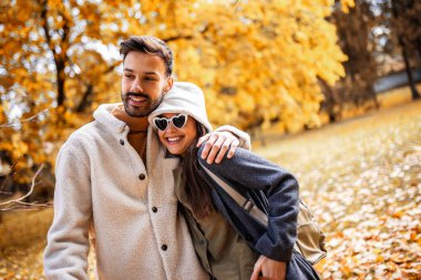Genç çift sonbahar parkta sarılma