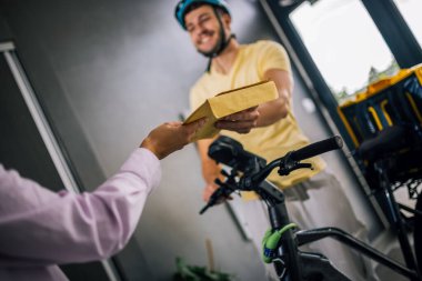 Kurye kadın için bina girişinde sevkiyat, teslimat hizmeti, lojistik, müşteri kabul paketi, modern şehir yaşam tarzı.