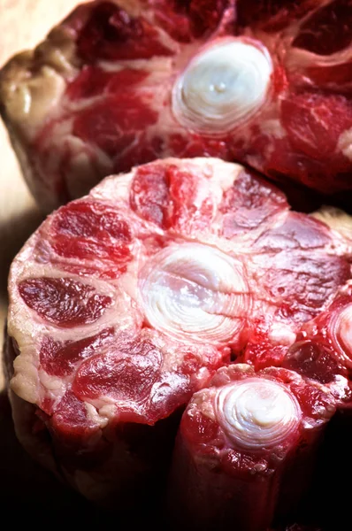 Свежий Raw Bull Oxtail Крупным Планом Деревянном Фоне Фокус Переднем — стоковое фото