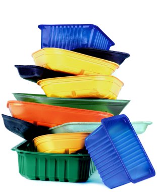 Çeşitli renkli boş plastik geri dönüşümlü beyaz arka plan üzerinde izole tepsiler yığını