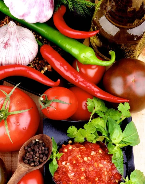 Salsa Picante Tazón Negro Con Tomates Ajo Chiles Eneldo Pimienta — Foto de Stock