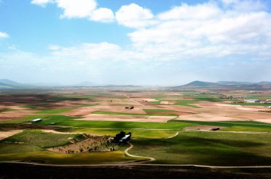 İspanyol rustik yeşil çim manzara ve mavi gökyüzü ve tepeler ufuk güneşli gün açık havada Clay alanlarını sarı. Consuegra, İspanya 