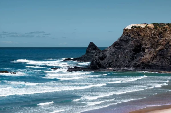 Vista Praia Odeceixe Mar Con Onde Bianche Sfondo Blue Sky — Foto Stock