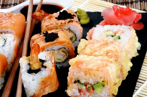 Disposizione Vari Sushi Maki Con Granchio Tempura Avocado Salmone Affumicato — Foto Stock