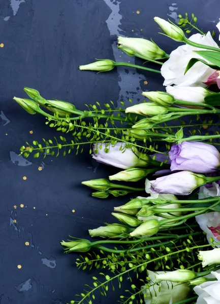 Frame Van Elegante Wit Lilac Lisianthus Decoratieve Groene Stengels Close — Stockfoto