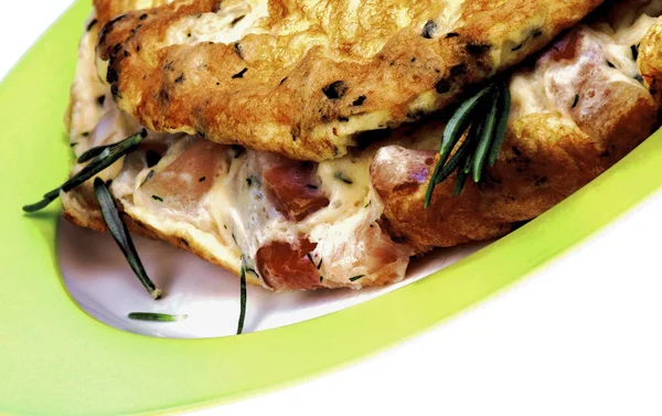 Delizioso Soffice Omelette Piegato Con Pancetta Rosmarino Verdi Primo Piano — Foto Stock