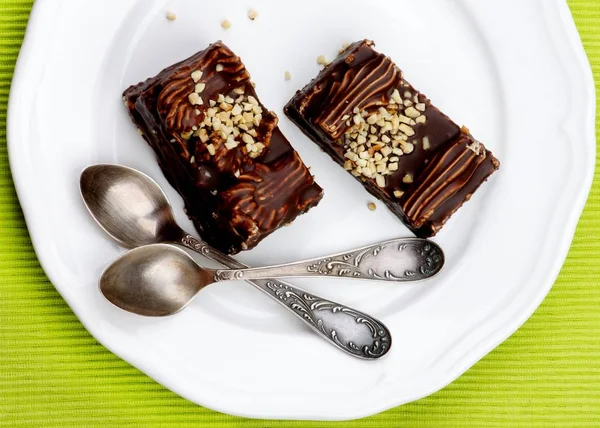Schokolade Mokka Zuckerguss Kuchen Mit Sahne Und Nüssen Auf Weißem — Stockfoto