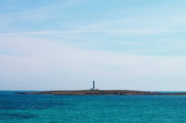 青空屋外に対して小さな島イスラ アイルにある灯台 プンタ プリマ メノルカ島 バレアレス諸島 スペイン — ストック写真