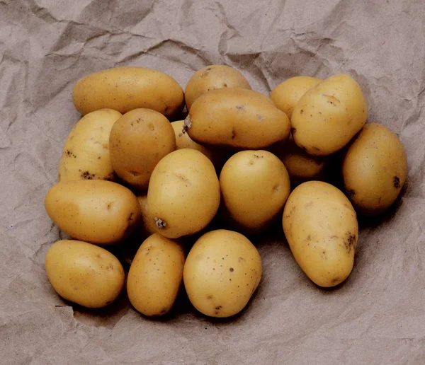 Raw Pequeno Dedo Amarelo Batatas Closeup Pergaminho Papel — Fotografia de Stock