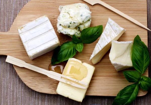 Lahodné Camembert Brie Dyně Noir Galletout Sýry Medem Bazalkou Detailním — Stock fotografie