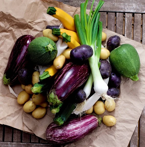 Altura Legumes Coloridos Crus Frescos Com Cebola Verde Batatas Amarelas — Fotografia de Stock