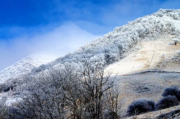 Snowy Mount Beshtau Ridges Hills Trees Blue Cloudy Sky Background — Stock Photo, Image