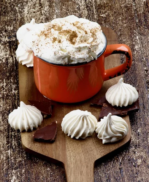 Copa Chocolate Caliente Con Merengues Vainilla Crema Batida Con Canela — Foto de Stock